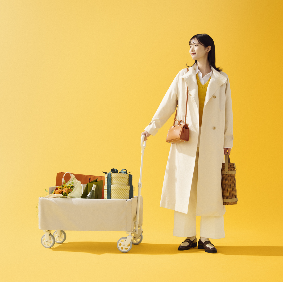コートを着た女性にも似合う、シンプルで洗練されたデザイン。おしゃれな白のキャリーワゴンで、買い出しや移動もスマートなスタイルに。
