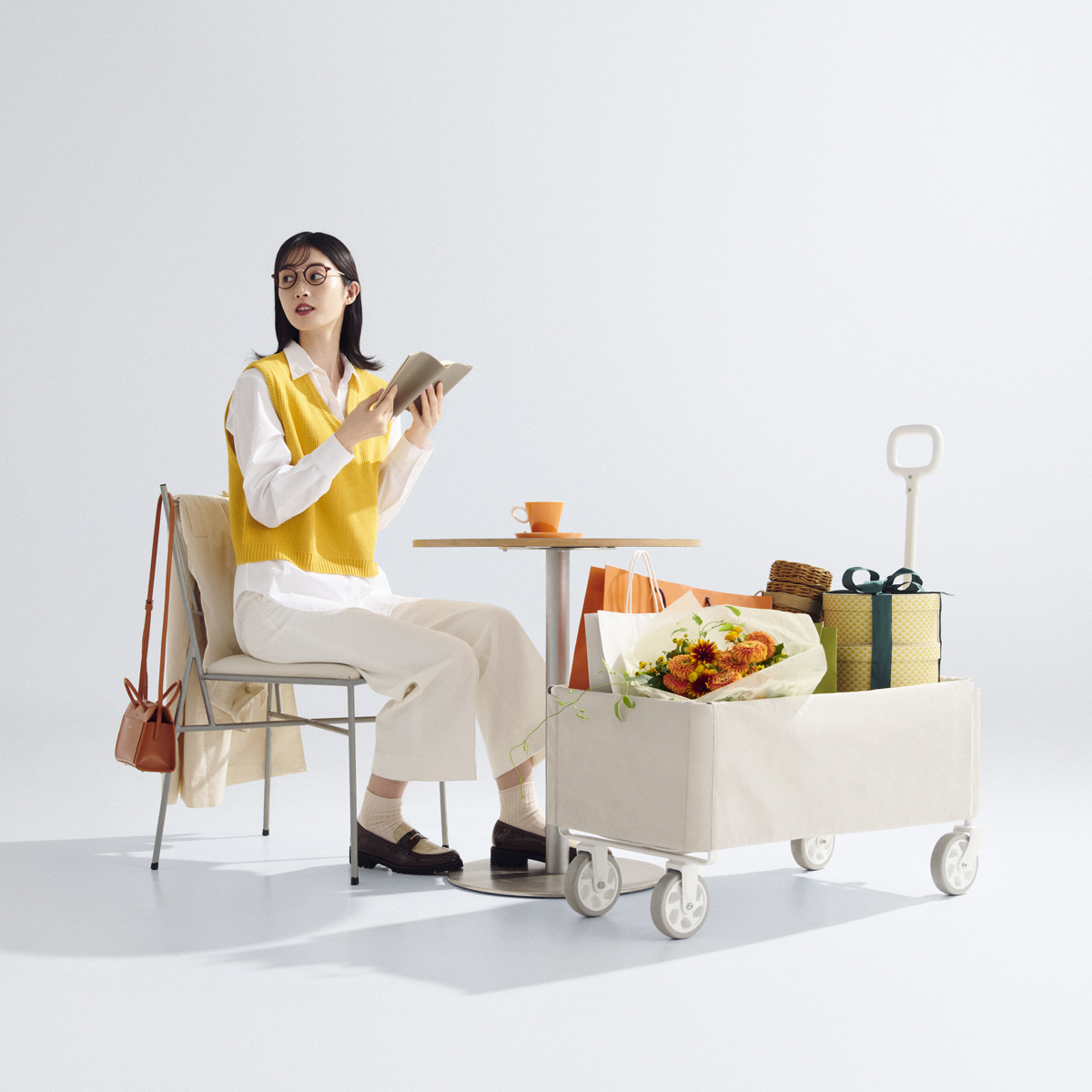 たくさんの買い物もスマートに。おしゃれな白のキャリーワゴンなら、アウトドアだけでなく街中でのショッピングやカフェタイムにも自然に馴染みます。