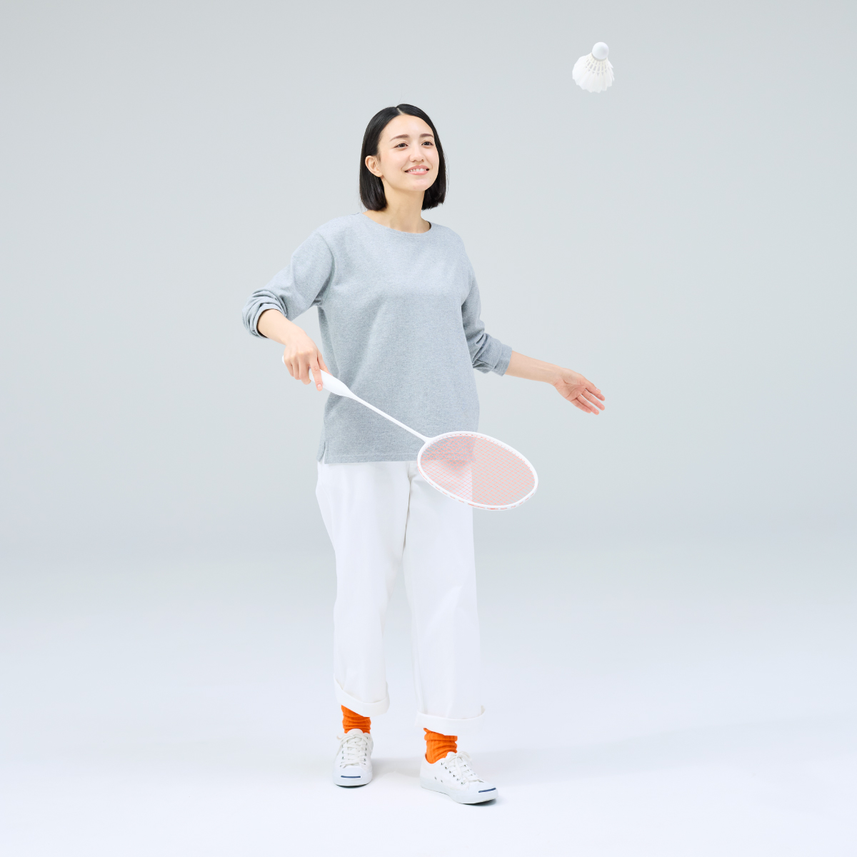 yocabitoのバドミントンラケットVALENCIAで楽しんだ休日、芝生でくつろぐおしゃれな家族。