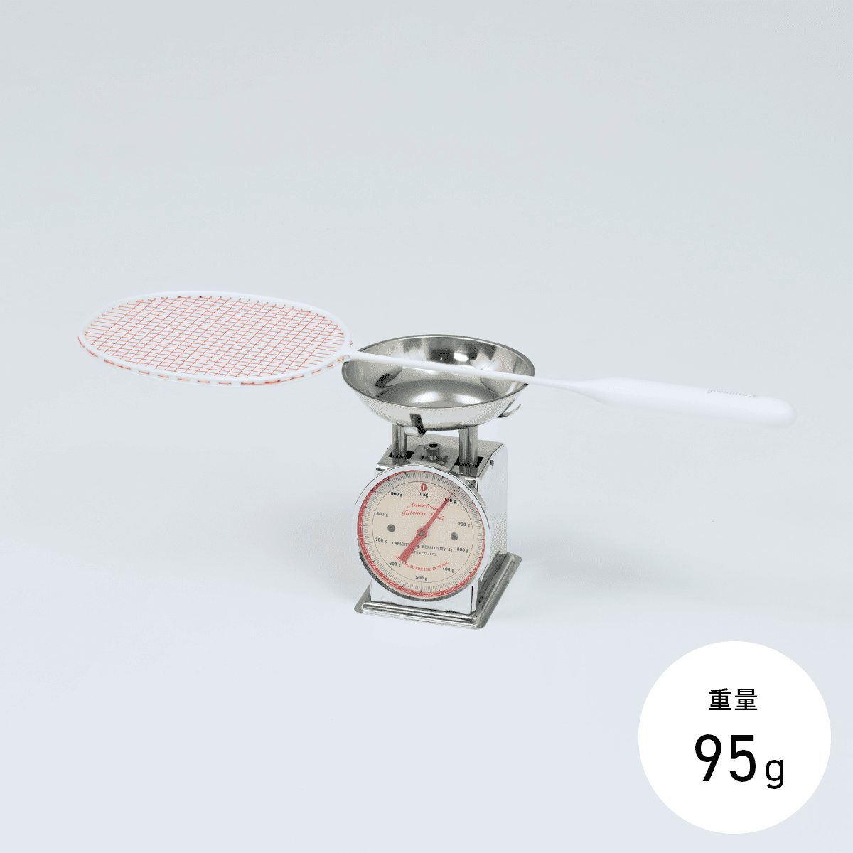 yocabitoのおしゃれな白いバドミントンラケットVALENCIAを手に笑いあう友人たち。世代を問わず楽しめるシンプルなデザイン。