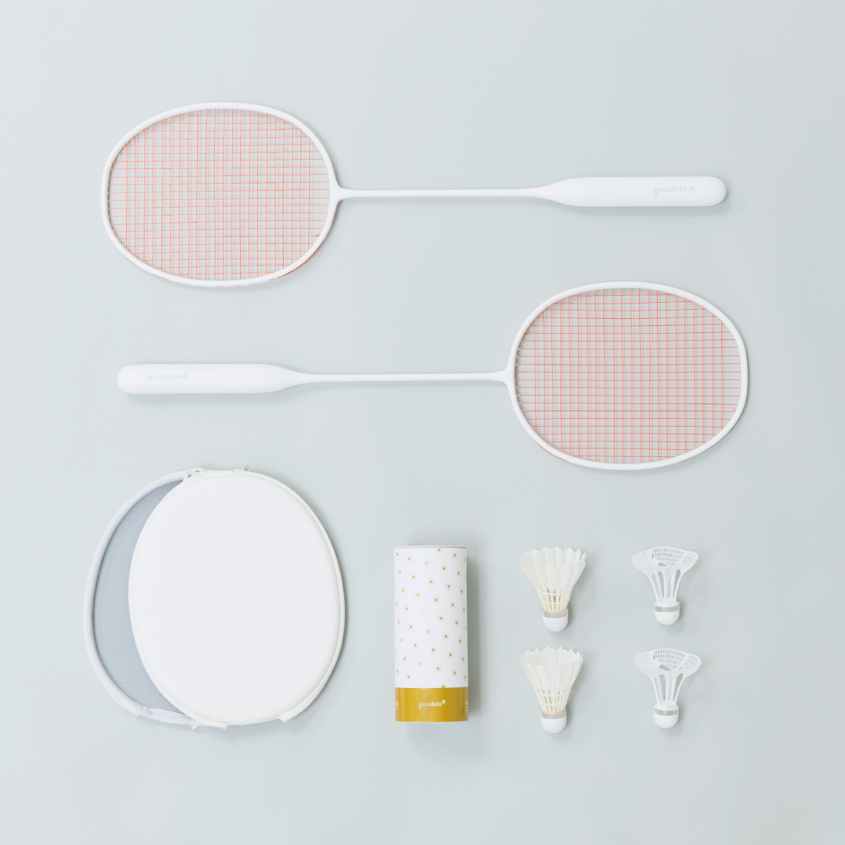 白で統一されたおしゃれなyocabitoのバドミントンラケットVALENCIA。シンプルなラケット2本とシャトル4個、ケースが付属。