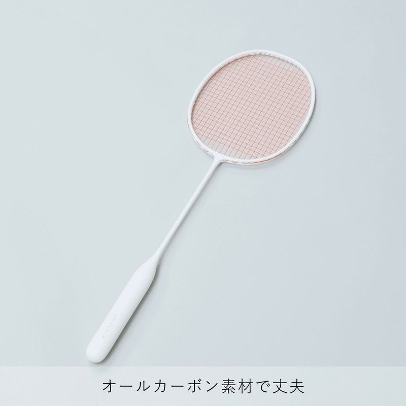 白を基調としたシンプルなyocabitoのバドミントンラケットVALENCIA