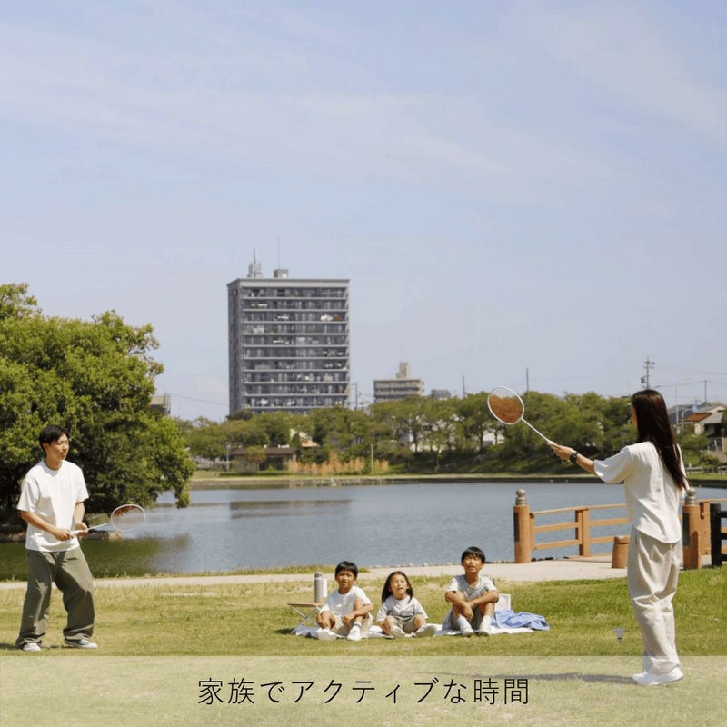 白を基調としたシンプルなyocabitoのバドミントンラケットVALENCIA