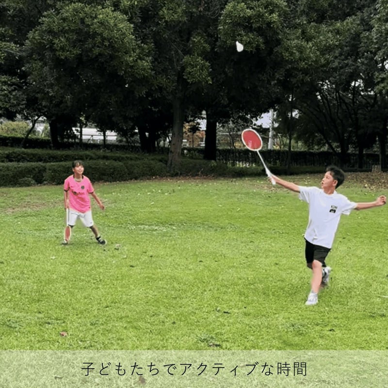白を基調としたシンプルなyocabitoのバドミントンラケットVALENCIA